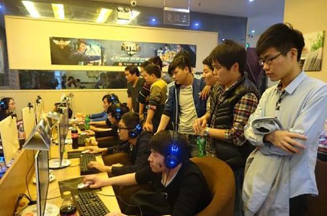 英雄联盟LPL夏季赛：FPX慢热憾负，粉丝们直称吐血